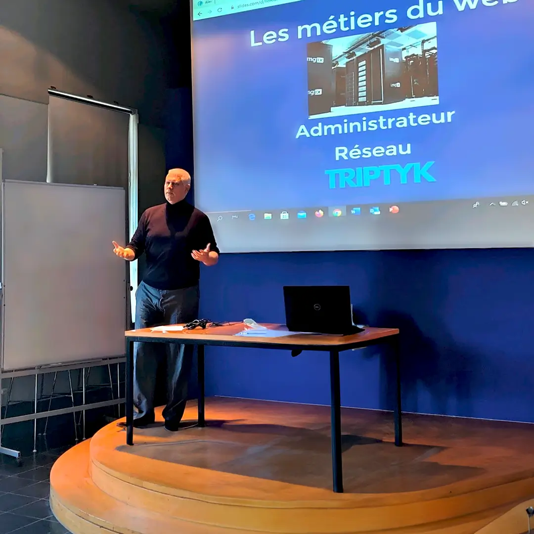 Gilles Bertrand décrit l'administration de réseau lors d'une présentation des métiers du web à Technocité